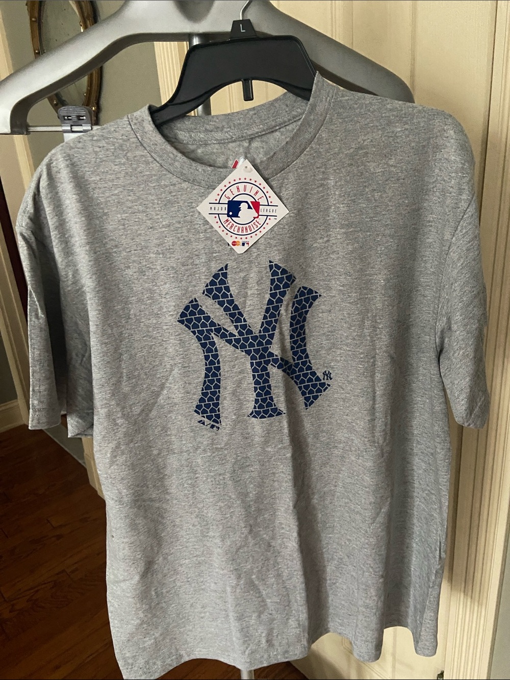 MLB New York Yankees Gray T-Shirt with Navy Mosaic Logo Size Large